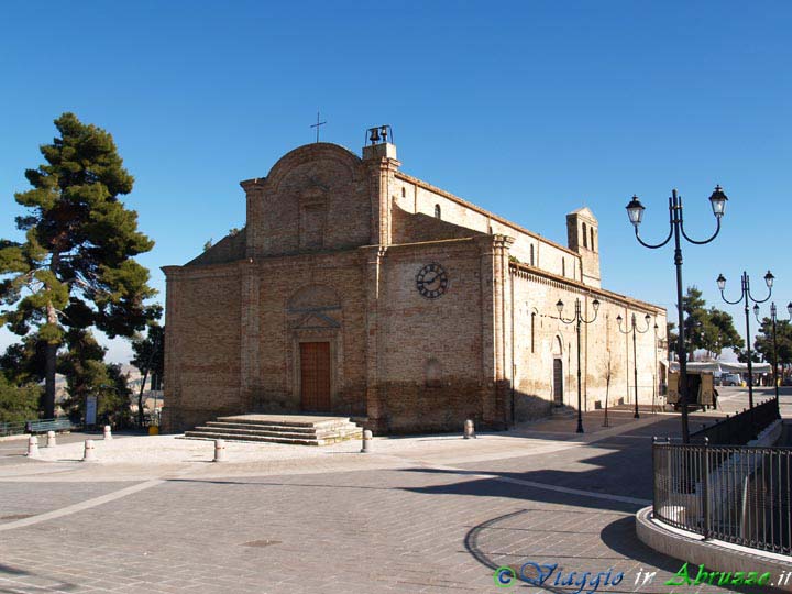 06-P1010388+.jpg - 06-P1010388+.jpg - La chiesa di "S. Salvatore" (XIV sec.).